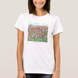 Camiseta Garden Nerd entre Tulipanes