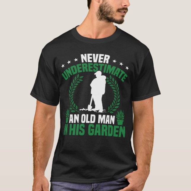 Camiseta Gardening Never Underestimate An Old Man In His Ga (Anverso)