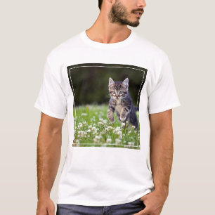 Camiseta Gatito corriendo a través de un trébol