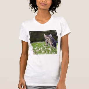 Camiseta Gatito corriendo a través de un trébol