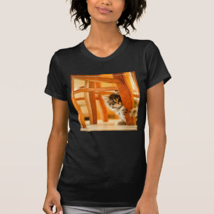 Camiseta Gatito debajo de la silla
