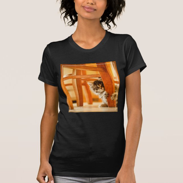 Camiseta Gatito debajo de la silla (Anverso)