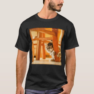 Camiseta Gatito debajo de la silla