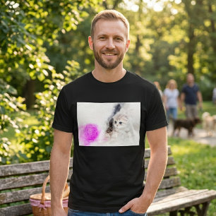Camiseta Gatito jugando con una bola de hilo rosa acuarela