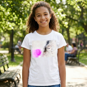 Camiseta Gatito jugando con una bola de hilo rosa acuarela
