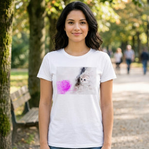 Camiseta Gatito jugando con una bola de hilo rosa acuarela