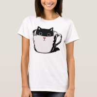 Gatito negro con nariz roja escondido en una taza
