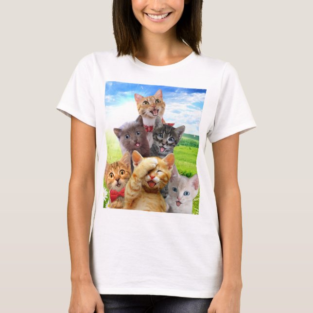 Camiseta Gatitos divertidos en el campo verde. (Anverso)