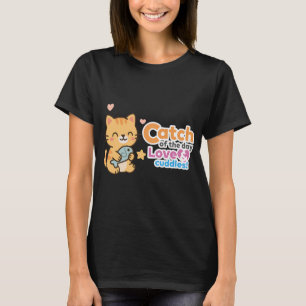 Camiseta Gato Adorable Abrazando a un Pez con Amor y Alegrí