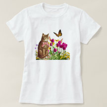 Gato Adorable en Jardín de Flores con Mariposa