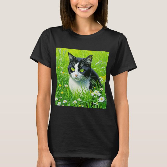Camiseta Gato adorable sentado en un campo de Daisies (Anverso)
