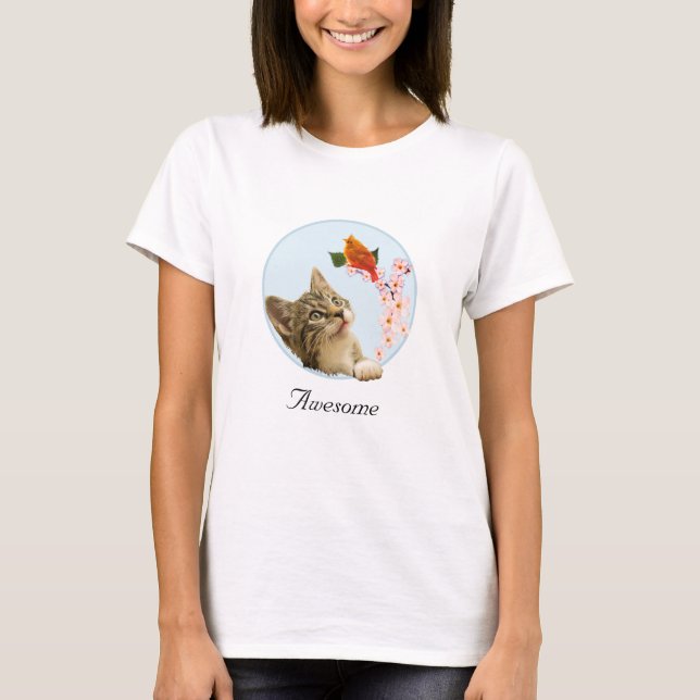 Camiseta Gato atigrado lindo, flores y pajarito rojo (Anverso)