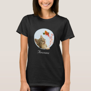Camiseta Gato atigrado lindo, flores y pequeño pájaro rojo 