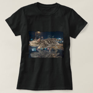Camiseta Gato atigrado volador reflejo de la ciudad nocturn