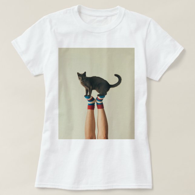 Camiseta Gato balanceando en calcetines a rayas, amantes de (Diseño del anverso)