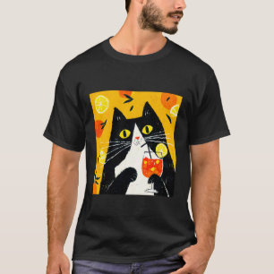 Camiseta gato bebiendo bebida de naranja de manera fresca