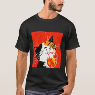 Camiseta gato bebiendo bebida de naranja de una manera fres