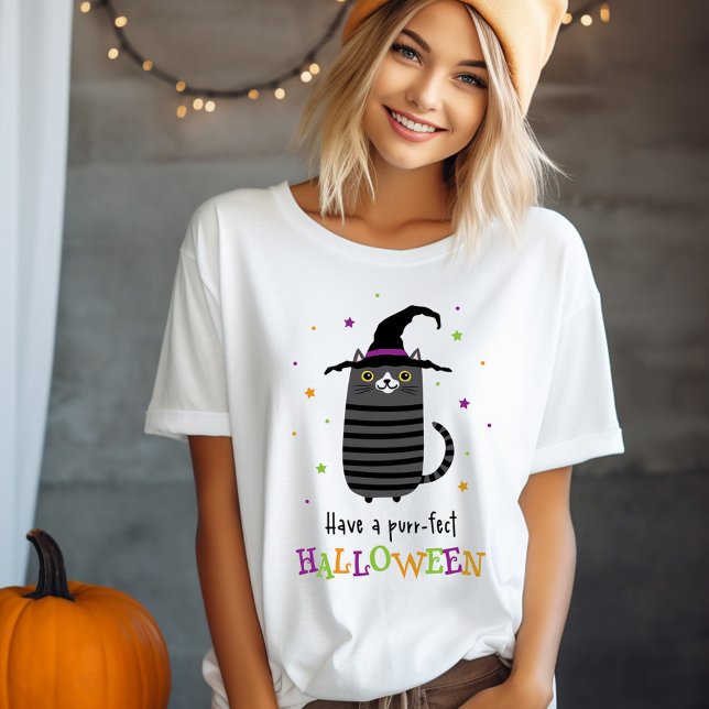 Camiseta Gato con gorra de bruja Ten un Halloween perfecto  (Cat with witch hat Have a purr-fect Halloween cute T-Shirt)