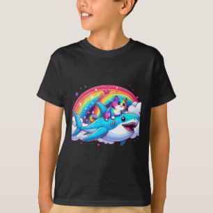Camiseta Gato de la Galaxia Arcoiris montando tiburón en el