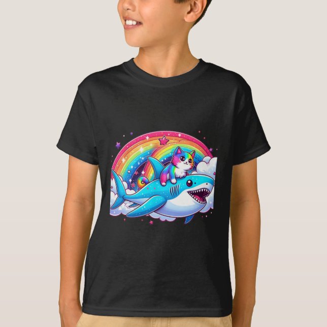 Camiseta Gato de la Galaxia Arcoiris montando tiburón en el (Anverso)