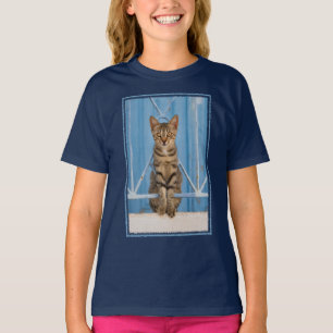 Camiseta Gato de Nosy Tabby lindo sentado en una cerca azul