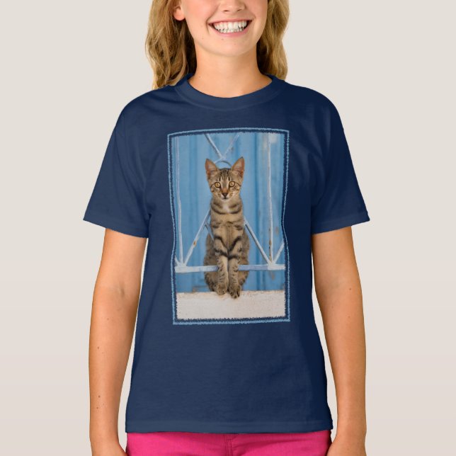Camiseta Gato de Nosy Tabby lindo sentado en una cerca azul (Anverso)