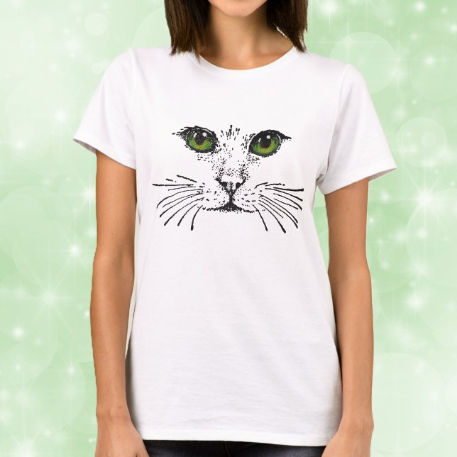 Camiseta Gato de ojos verdes cara bigotes (Drawing of cat face in black with long whiskers and green eyes on womans tee shirt.)
