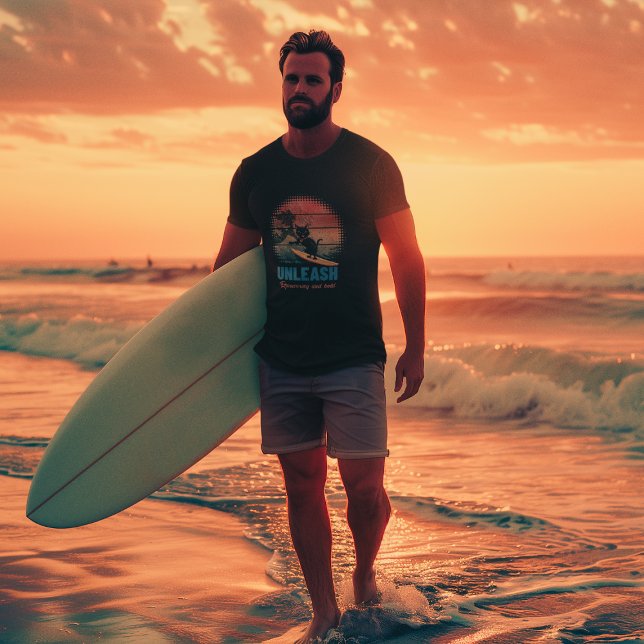 Camiseta Gato de ondulación al atardecer (A man is wearing a Sunset Wave-Riding Cat T-shirt.)