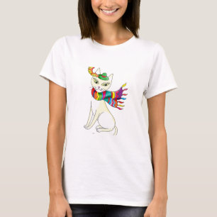 Camiseta gato decorativo blanco en un gorra y bufanda en ne