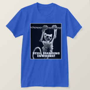 Camiseta Gato divertido que todavía sigue aguantando