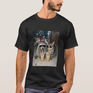 Camiseta Gato Divertido y Mapache Bebiendo Café Helado Anim