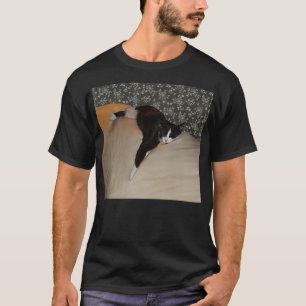 Camiseta Gato durmiendo sobre el sofá de la cama de la cami