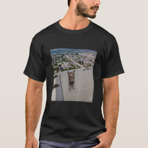 Camiseta Gato En Un Techo Gatito Lindo Gatito Edificio Alto