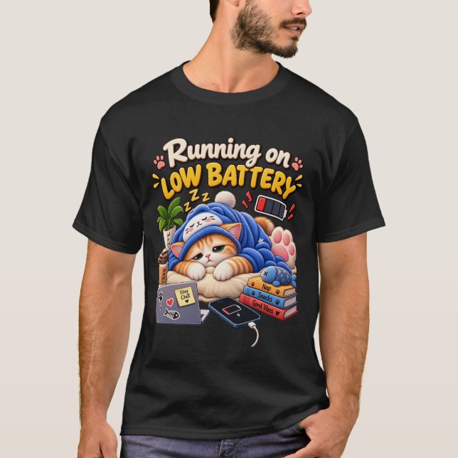Camiseta Gato funcionando con batería baja – Gato dormilón  (Anverso)