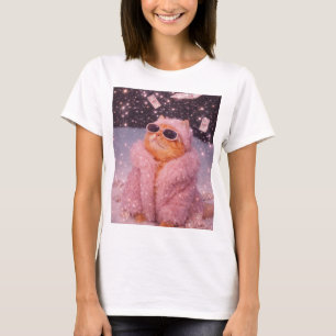 Camiseta Gato Glam Money con abrigo de piel rosa y gafas de