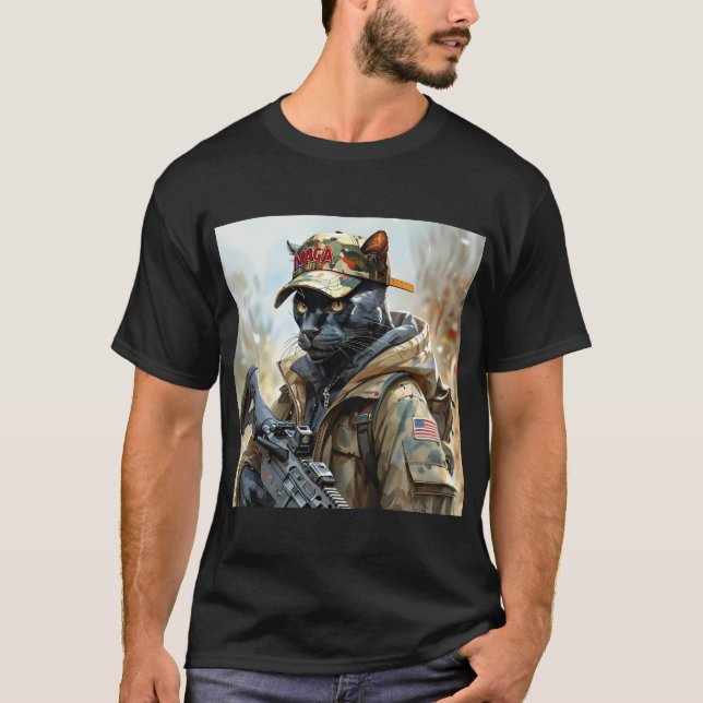 Camiseta Gato Guay MAGA con arma y pancarta NEGRA de camufl (Anverso)