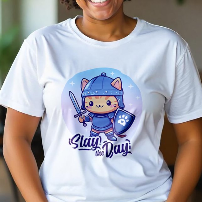 Camiseta Gato guerrero lindo - Detrás del día (Bring fierce cuteness to life with this bold and whimsical warrior cat design 🐱⚔️)