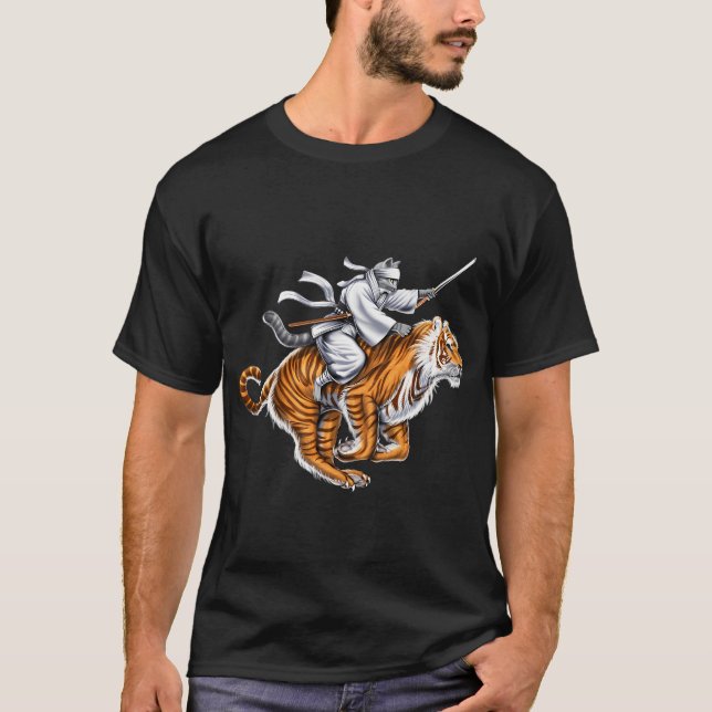 Camiseta Gato Japonés Samurái Ninja Montando Tigre (Anverso)