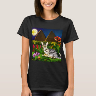Camiseta Gato Mau egipcio en un jardín nocturno