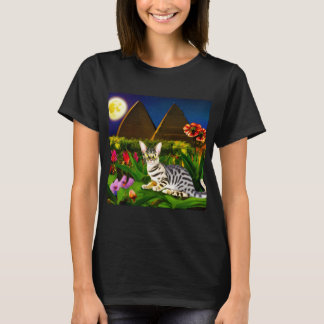Camiseta Gato Mau egipcio en un jardín nocturno