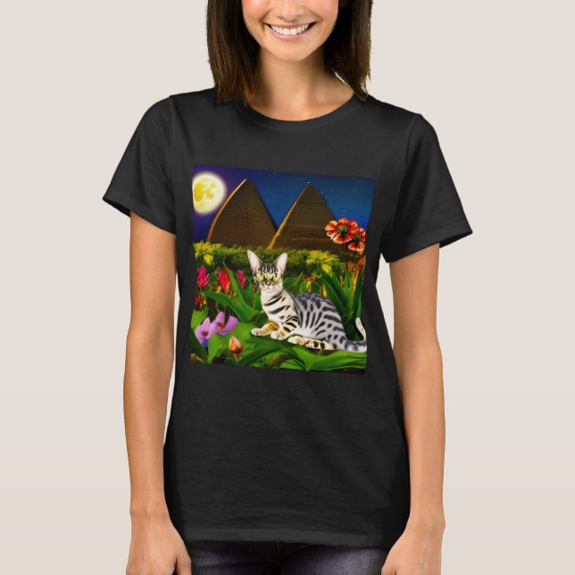 Camiseta Gato Mau egipcio en un jardín nocturno (Anverso)