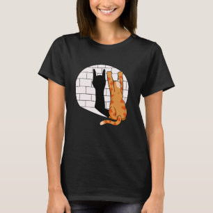 Camiseta gato mecedor mostrando puño de metal gatito rocker