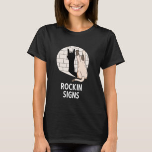 Camiseta gato mecedor mostrando puño de metal gatito rocker