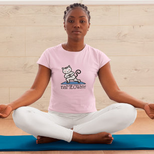 Camiseta Gato NaMEOWste en una manga mediadora de yoga