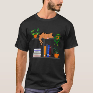 Camiseta Gato naranja acostado en estante de libros florale