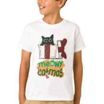 Gato negro de Santa Claus enredado en luces de árb