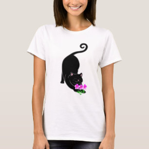 Camiseta Gato negro hacia abajo y flores rosadas
