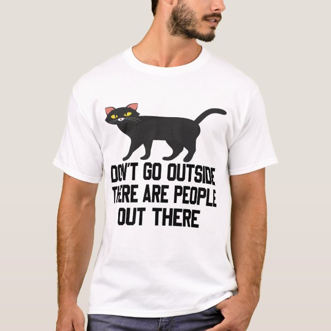 Camiseta Gato negro - No salgas afuera. Hay gente afuera (Anverso)
