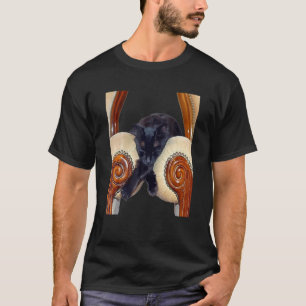 Camiseta Gato negro repantigado entre dos sillas con las pi