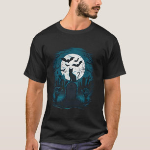 Camiseta gato negro sentado en una lápida por la noche con